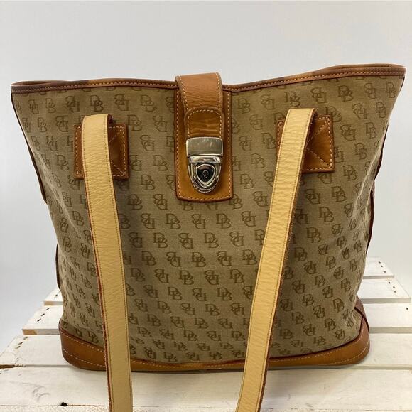 DOONEY & BOURKE TAN CANVAS SIGNATURE PRINT SHOULDER BAG ASIS - Picture 2 of 13